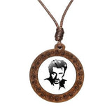 Collier pendentif bois Johnny Hallyday - Photo 16 modèles | Johnny Hallyday Fanclub