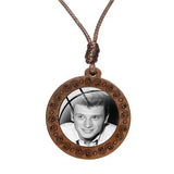 Collier pendentif bois Johnny Hallyday - Photo 16 modèles | Johnny Hallyday Fanclub